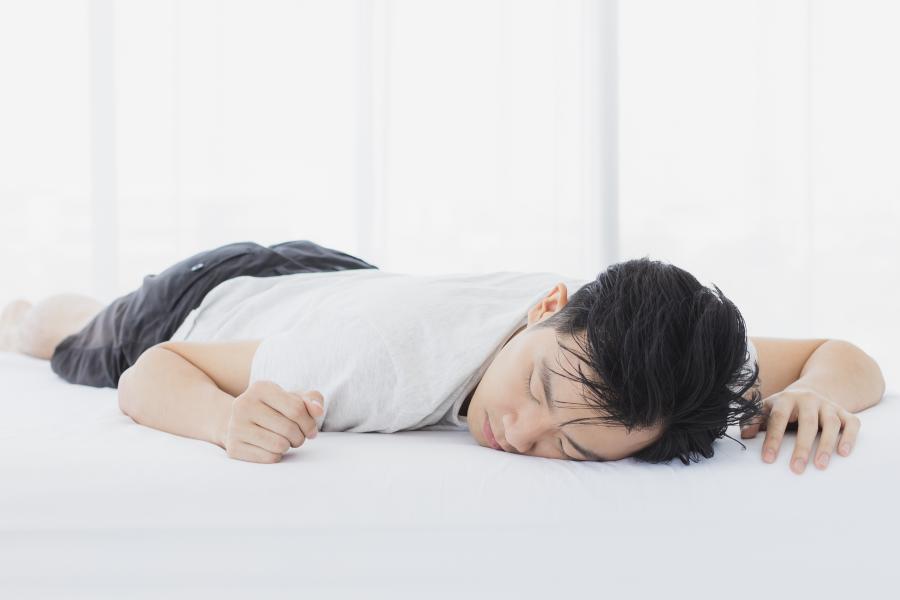 Comment choisir son matelas quand on dort sur le ventre ?