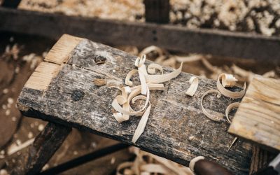 Comment rénover un vieux meuble en bois sans faire appel à un menuisier ?